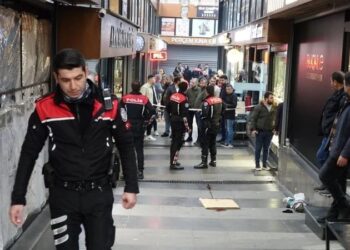 ‘Çayı geç getirdi’ diye tabancayla vuruldu