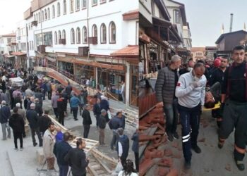 Kapalıçarşı’da sundurma çöktü: Yaralılar var