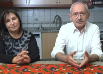 Kılıçdaroğlu, eşi Selvi Kılıçdaroğlu ile birlikte kameranın karşısına geçti