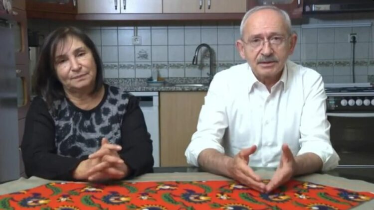 Kılıçdaroğlu, eşi Selvi Kılıçdaroğlu ile birlikte kameranın karşısına geçti