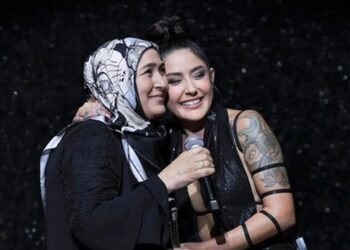 Melek Mosso’nun annesi ile birlikte türkü söylediği anlar gündem oldu