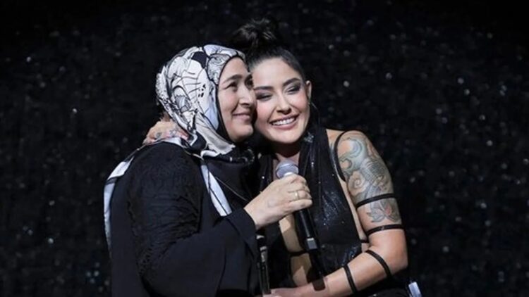 Melek Mosso’nun annesi ile birlikte türkü söylediği anlar gündem oldu