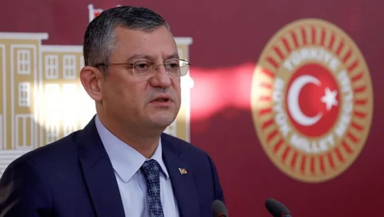 CHP’li Özel: Tükürdüğü suratı yalıyor, ittirdiği eli tutuyor