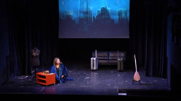 Halk müziğinin sesi Sümeyra Çakır’ın sürgün yılları tiyatro sahnesinde