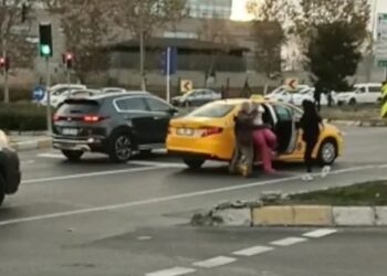 Taksi şoförü kadın müşterisini darp etti