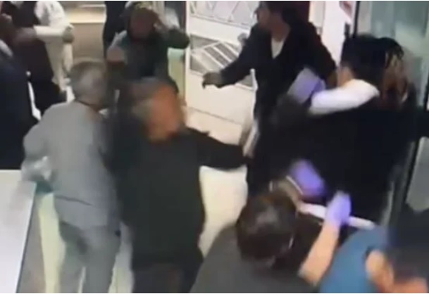 Sağlık çalışanlarına saldırı sırasında kalp krizi geçirdi