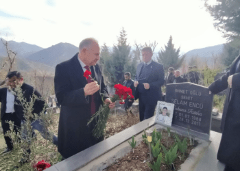 Uludere’de yaşamını yitirenler 11’inci yılında mezarı başında anıldı