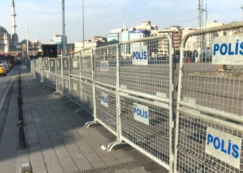 Taksim’de ‘yılbaşı’ hazırlıkları: İstiklal Caddesi’ne çıkan yollar kapatıldı