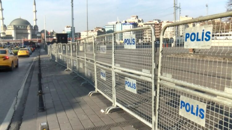 Taksim’de ‘yılbaşı’ hazırlıkları: İstiklal Caddesi’ne çıkan yollar kapatıldı