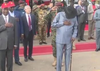 Devlet Başkanı törende altına kaçırdı