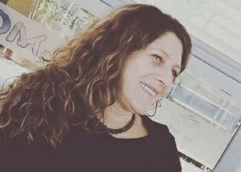 Okul müdürü indiği otobüsün altında kaldı