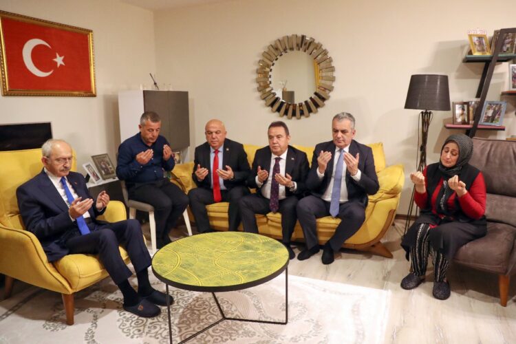 Kılıçdaroğlu’ndan Şehit Teğmen Güler’in ailesine taziye ziyareti