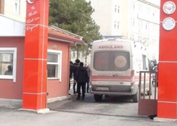 Lise öğrencisi okul önünde bıçaklandı