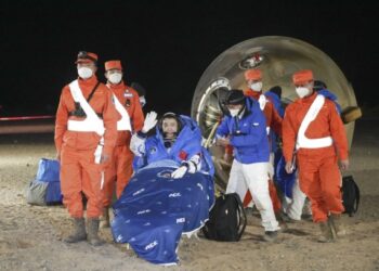Çin’in Shenzhou-14 astronotları 6 aylık görevin ardından Dünya’ya döndü