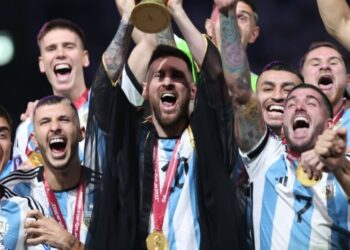 Kupa töreninde Messi’ye giydirilen ‘cübbeye’ Fatih Altaylı’dan tepki