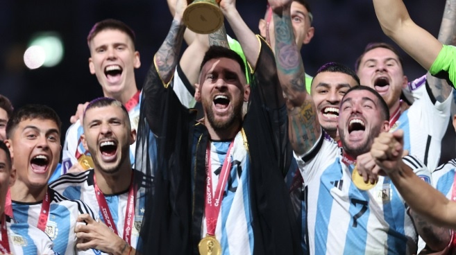 Kupa töreninde Messi’ye giydirilen ‘cübbeye’ Fatih Altaylı’dan tepki