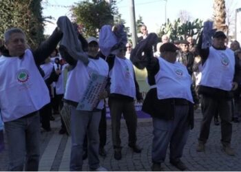 Emeklilerden ‘donlu’ protesto