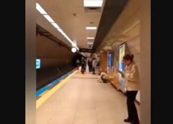 İstanbul’da metroda herkesin içinde tuvaletini yaptı!