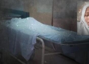 Borcunu ödememek için kefen giydi, ölü taklidi yaptı