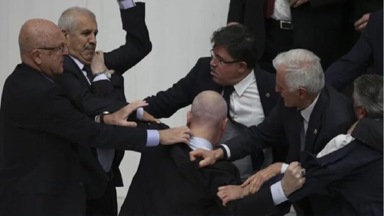 İYİ Partili Örs’e yumruk atan AK Partili Zafer Işık hakkında flaş karar