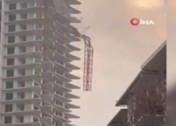 İzmir’de inşaattaki vinç koptu: Ölü ve yaralılar var