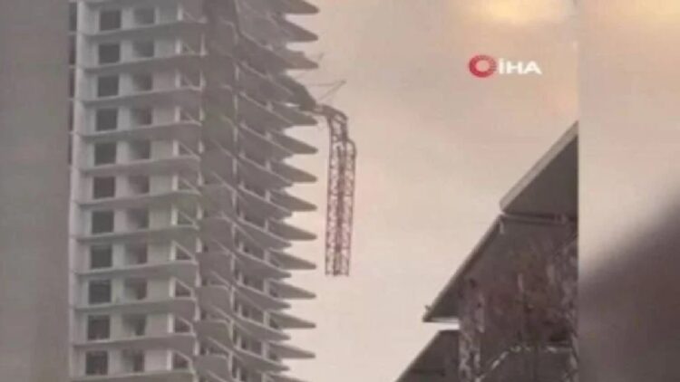 İzmir’de inşaattaki vinç koptu: Ölü ve yaralılar var