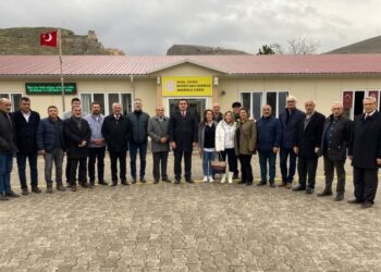 CHP’li Karasu: 30 metrekarede 26 öğrenci eğitim görüyor, öğretmenlerin masası yok…