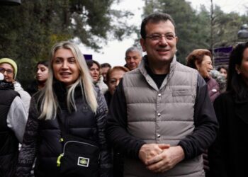 İmamoğlu, seçme ve seçilme hakkının tanınmasının 88. yıl dönümünde kadınlarla yürüdü