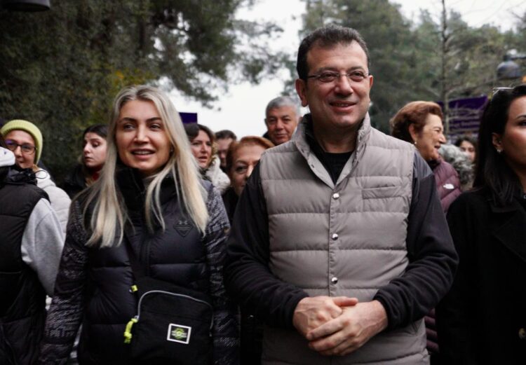 İmamoğlu, seçme ve seçilme hakkının tanınmasının 88. yıl dönümünde kadınlarla yürüdü