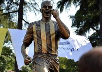 Fenerbahçe’de ‘Alex’in heykelini kaldırın’ başvurusu