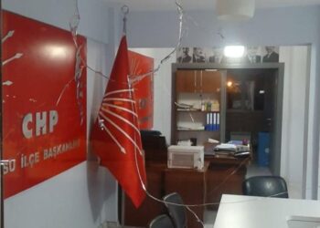 CHP İlçe Başkanlığı’na taşlı saldırı