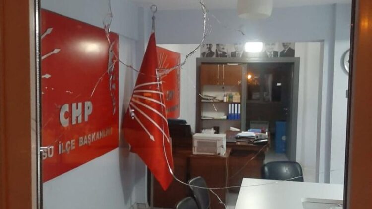 CHP İlçe Başkanlığı’na taşlı saldırı