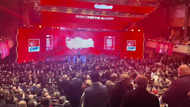 CHP’nin İkinci Yüzyıla Çağrı toplantısında coşkulu kalabalık