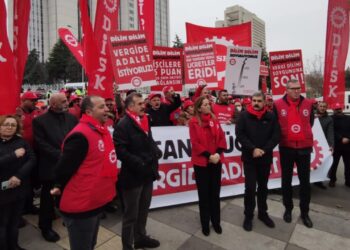 DİSK’ten Bakanlık önünde protesto