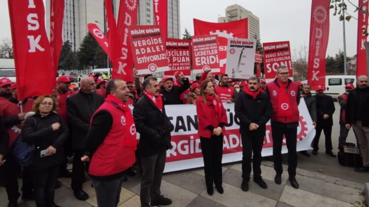 DİSK’ten Bakanlık önünde protesto