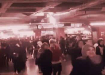 Yüzde 90 indirimi duyan koştu: Reyonlarda izdiham, kasada kuyruk