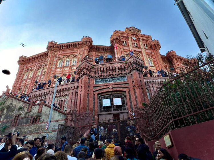 Kırmızı Mektep’te ‘yeni yıl’ kuyruğu