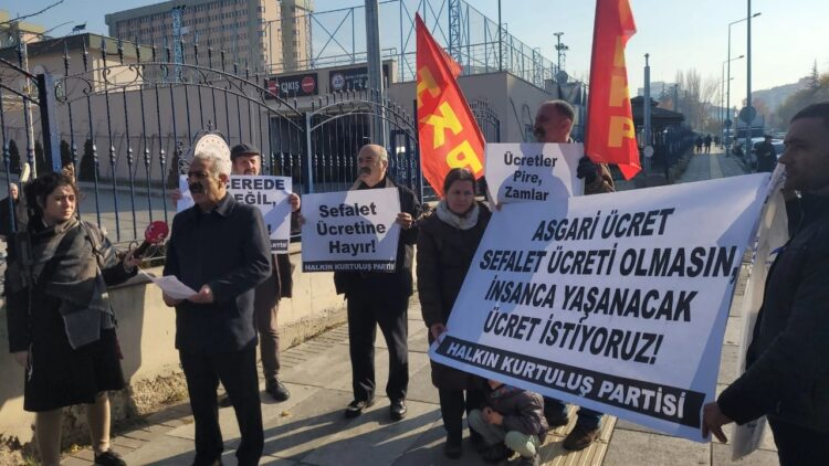 Bakanlık önünde asgari ücret protestosu