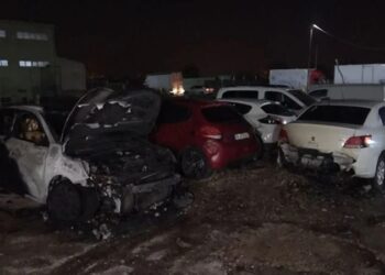 Araç bayisinde korkutan yangın: Sıfır araçlar kül oldu