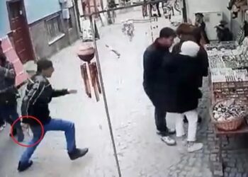 Sokak ortasında dehşet: Hediyelik eşya alırken bıçaklandı!