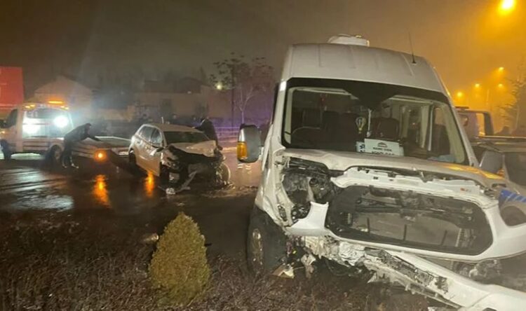 İşçi servisinin karıştığı feci kazada çok sayıda yaralı