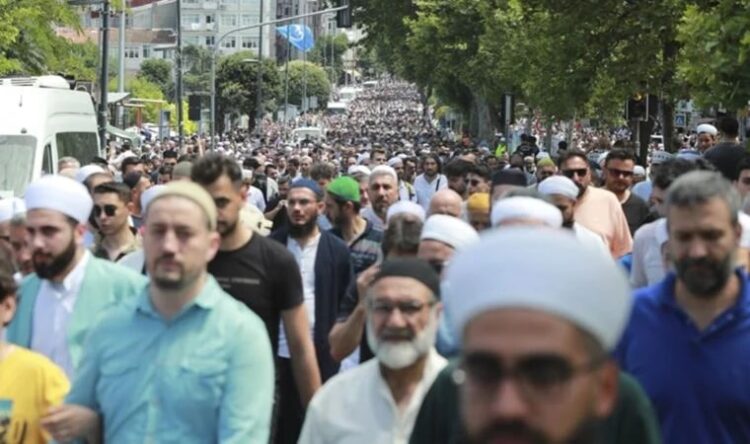 İşte toplumun gözünde tarikatlar