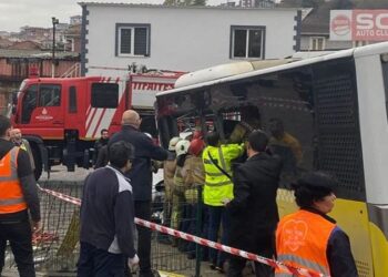 Tramvay, İETT otobüsüne çarptı: 4’ü ağır 19 yaralı!