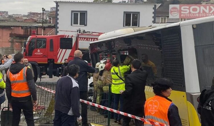 Tramvay, İETT otobüsüne çarptı: 4’ü ağır 19 yaralı!