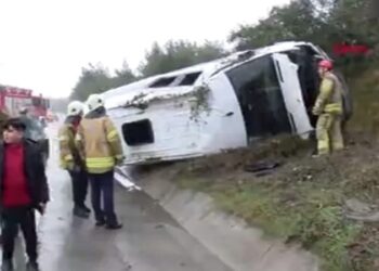 İstanbul’da minibüs devrildi: Yaralılar var