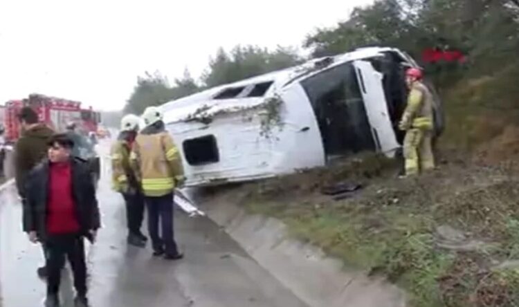 İstanbul’da minibüs devrildi: Yaralılar var