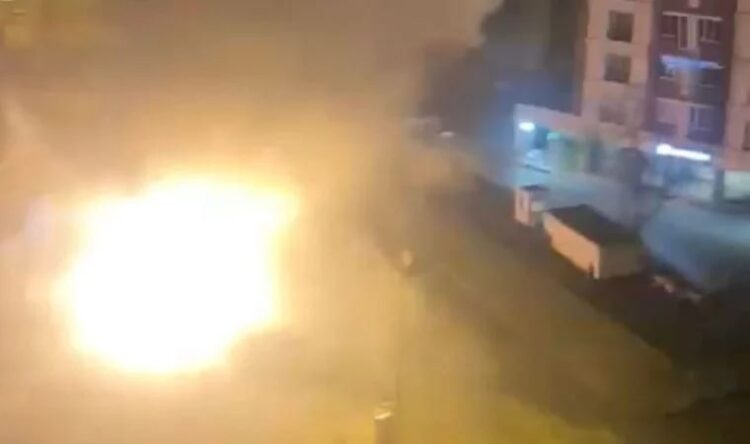 Kadıköy’de korkutan patlama! Yeraltı kabloları patladı