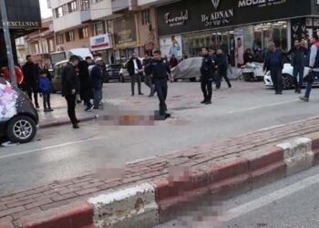 Sokak ortasında dehşet: Boynundan bıçaklandı