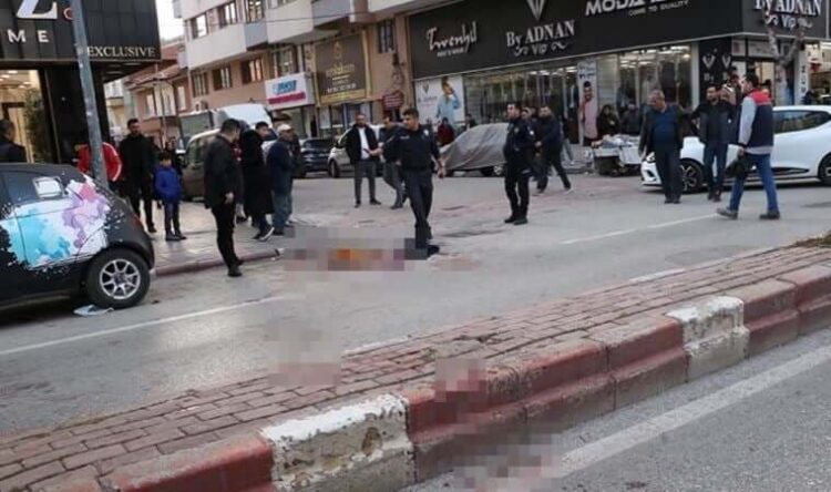 Sokak ortasında dehşet: Boynundan bıçaklandı