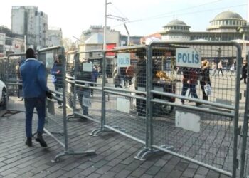 Taksim’de ‘yılbaşı’ hazırlıkları: İstiklal Caddesi’ne çıkan yollar kapatıldı
